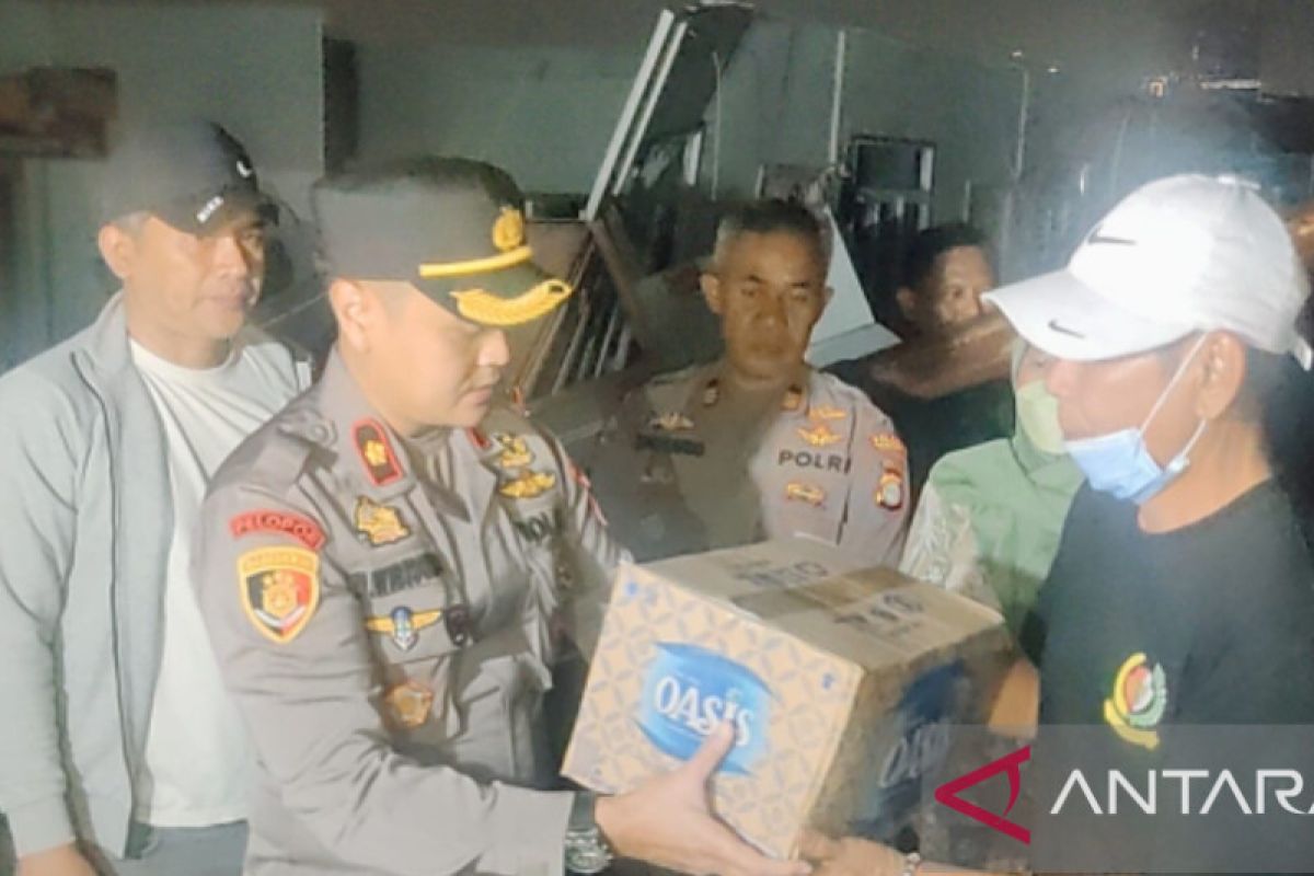 Polisi beri bantuan untuk korban angin puting beliung di Jelambar