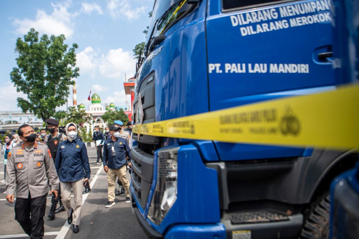 Polisi tangkap empat orang pengoplos solar di Palembang