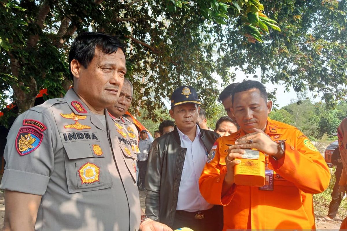 Seorang nelayan asal Desa Burung Mandi temukan benda diduga ELT helikopter NBO-105 Polri