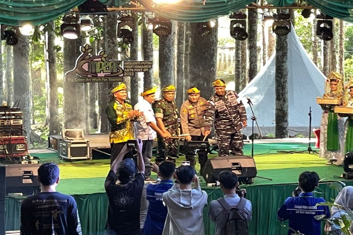 Anggota DPRD Kotabaru hadiri meranti performance art fest 2022