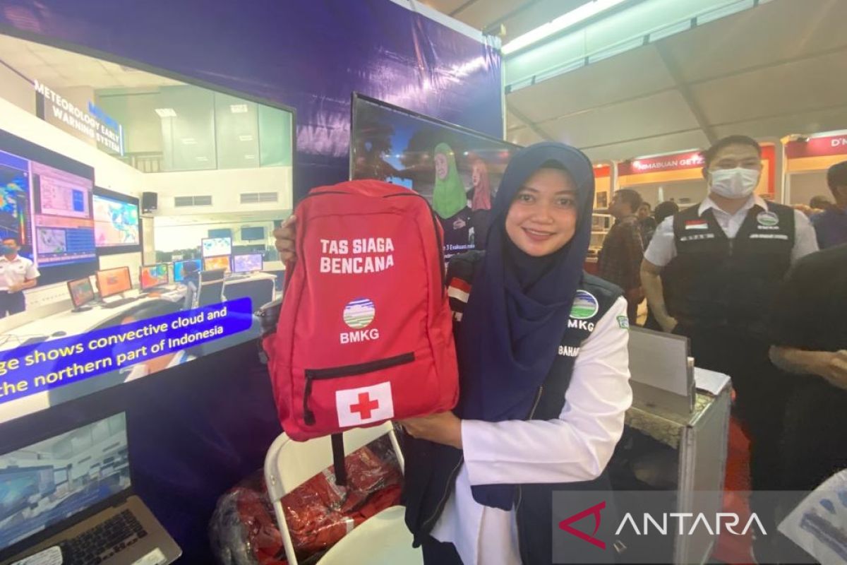 BMKG distributes disaster preparedness bag to anticipate earthquakes