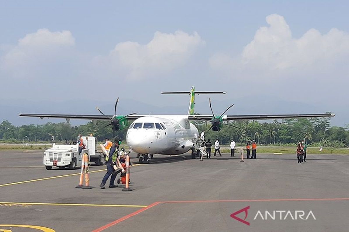 Mengatasi bandara di Indonesia yang sepi dengan skema "block seat"