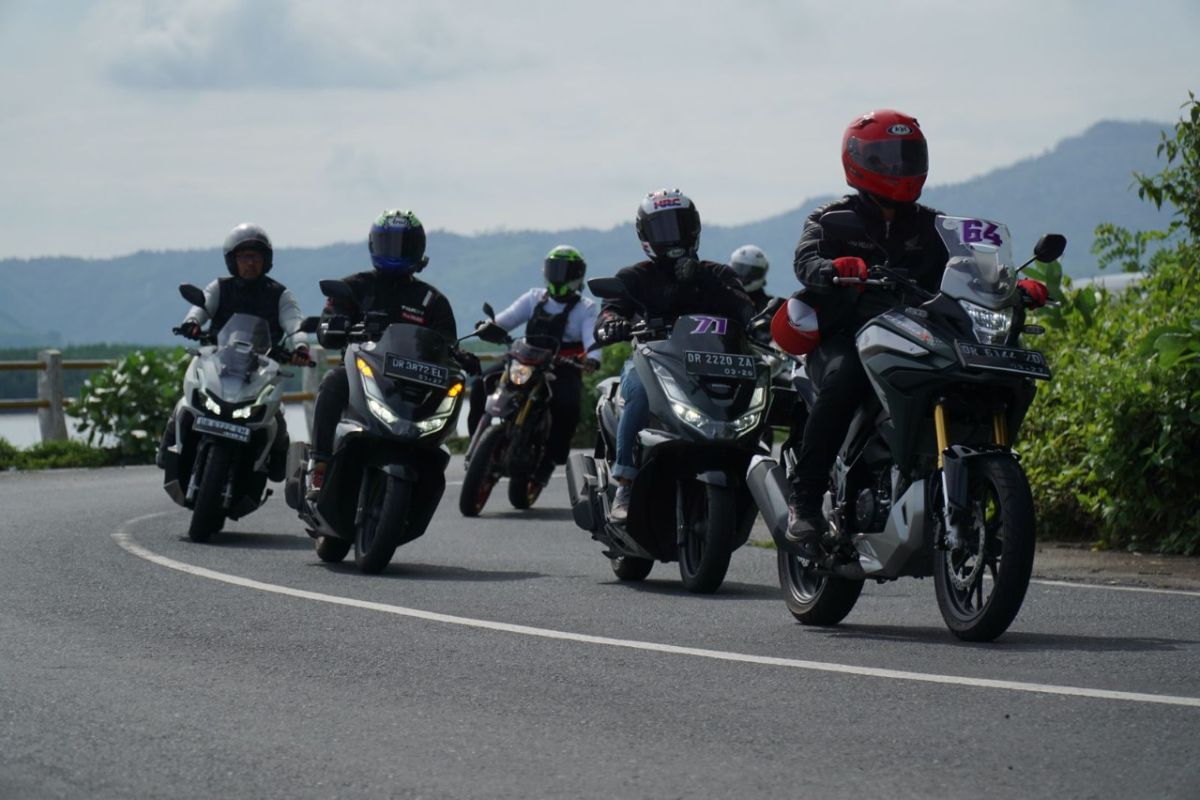 Andi Gilang dan Komunitas Honda ramaikan CBR Track Day di Mandalika