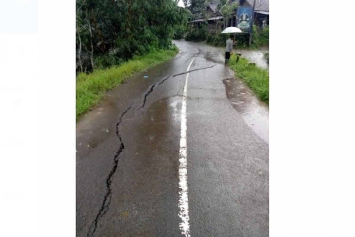 Tanah bergerak picu kerusakan jalan jalur Selingkar Wilis Trenggalek