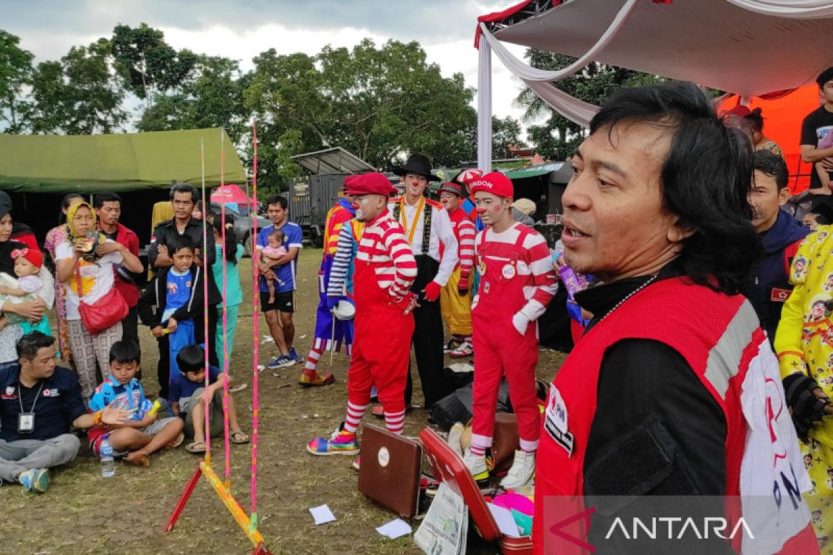 Pelawak dan badut menghibur korban gempa Cianjur di pengungsian