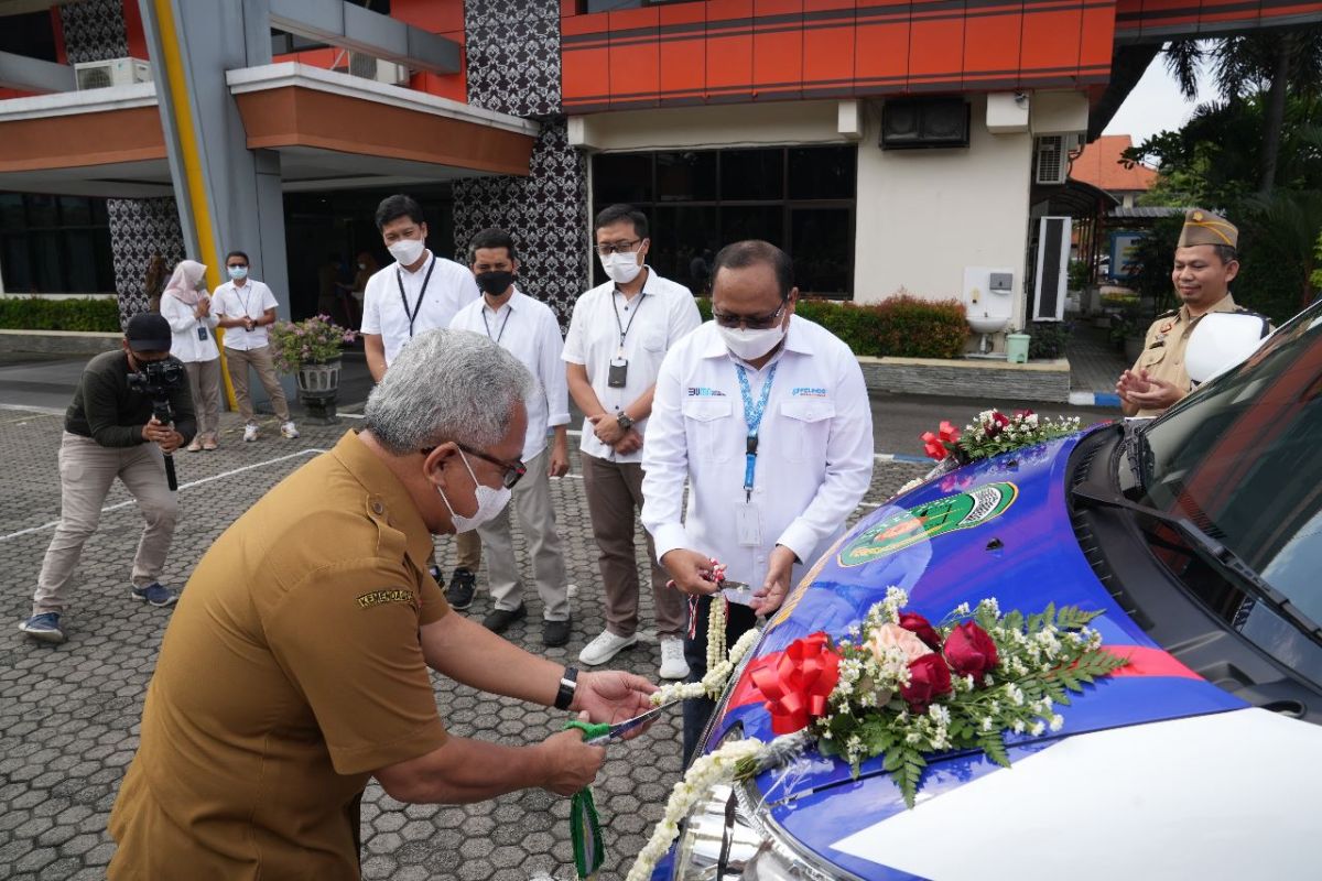 Pelindo Terminal Petikemas hibahkan mobil operasional ke Disnaker Jatim