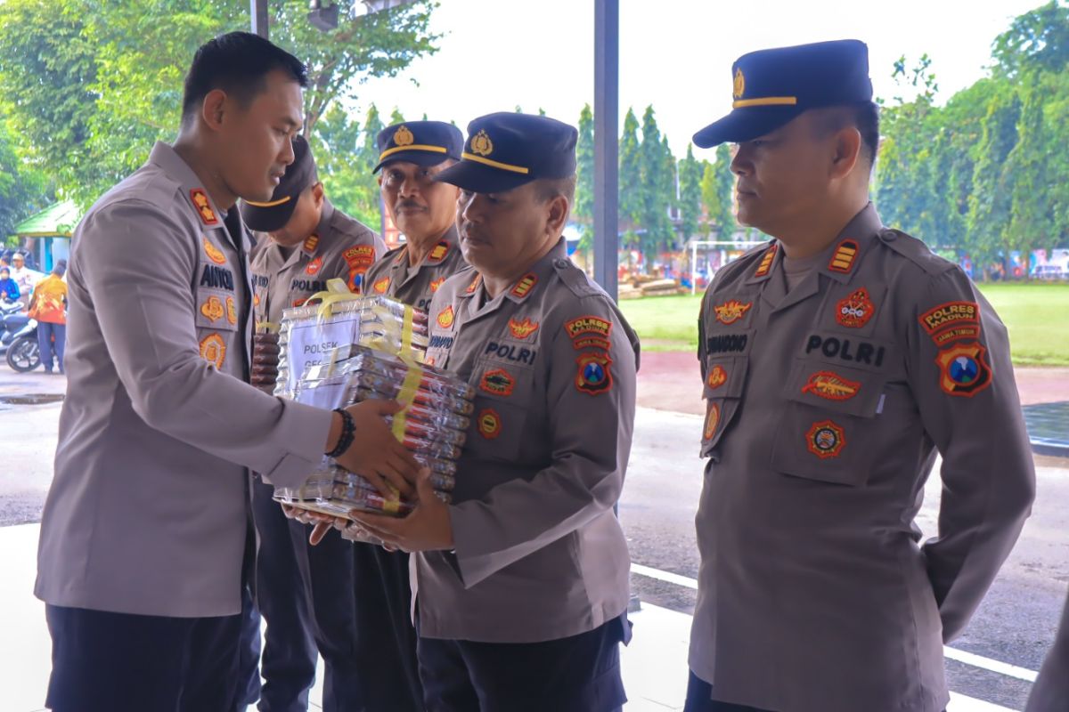 Polres Madiun bagikan ratusan Al Quran ke masjid dan ponpes