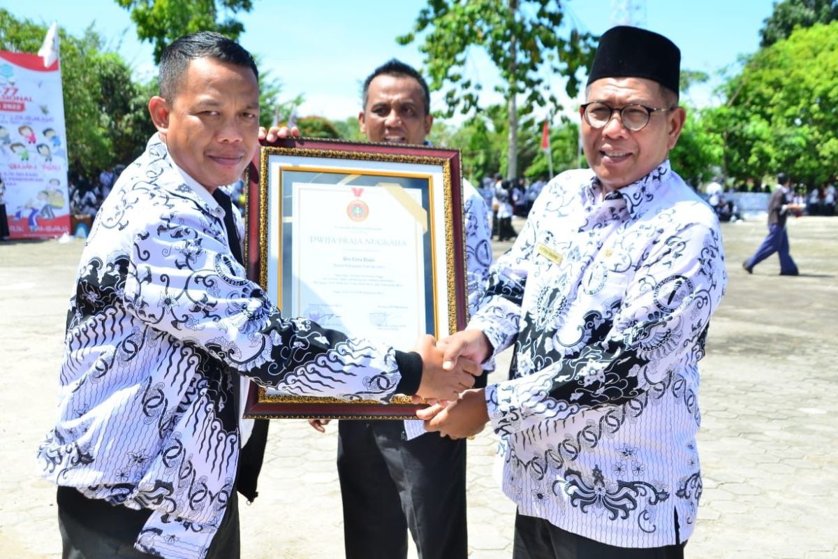 Bupati KKU dapat penghargaan Dwija Praja Nugraha