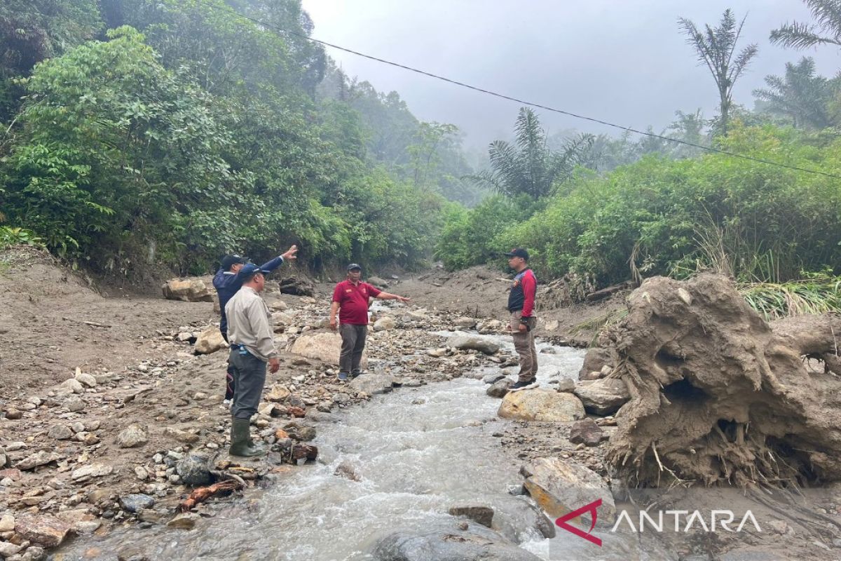 Polisi tinjau lokasi banjir bandang di Batang Natal Madina