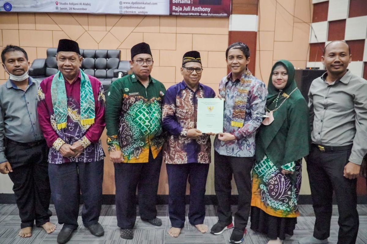 Wamen ATR/BPN serahkan sertifikat tanah SD Muhammadiyah