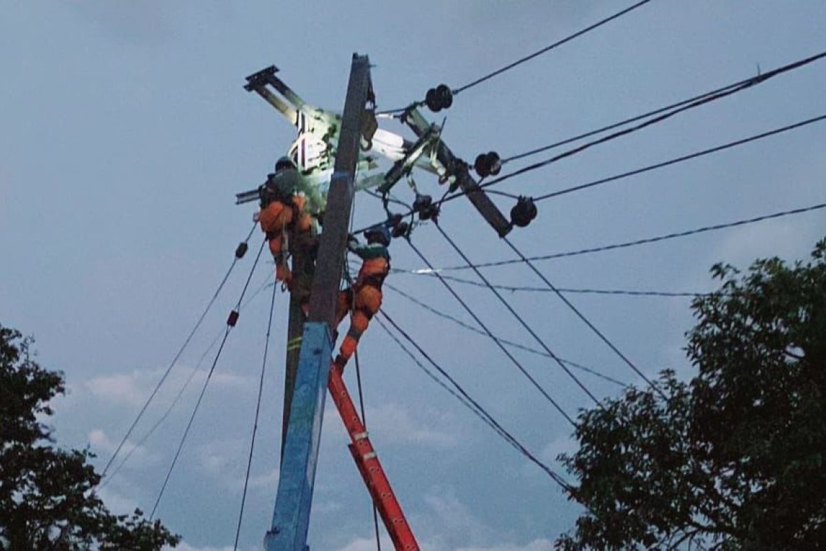 Petugas PLN Cianjur tetap tunaikan tugas walau rumah hancur