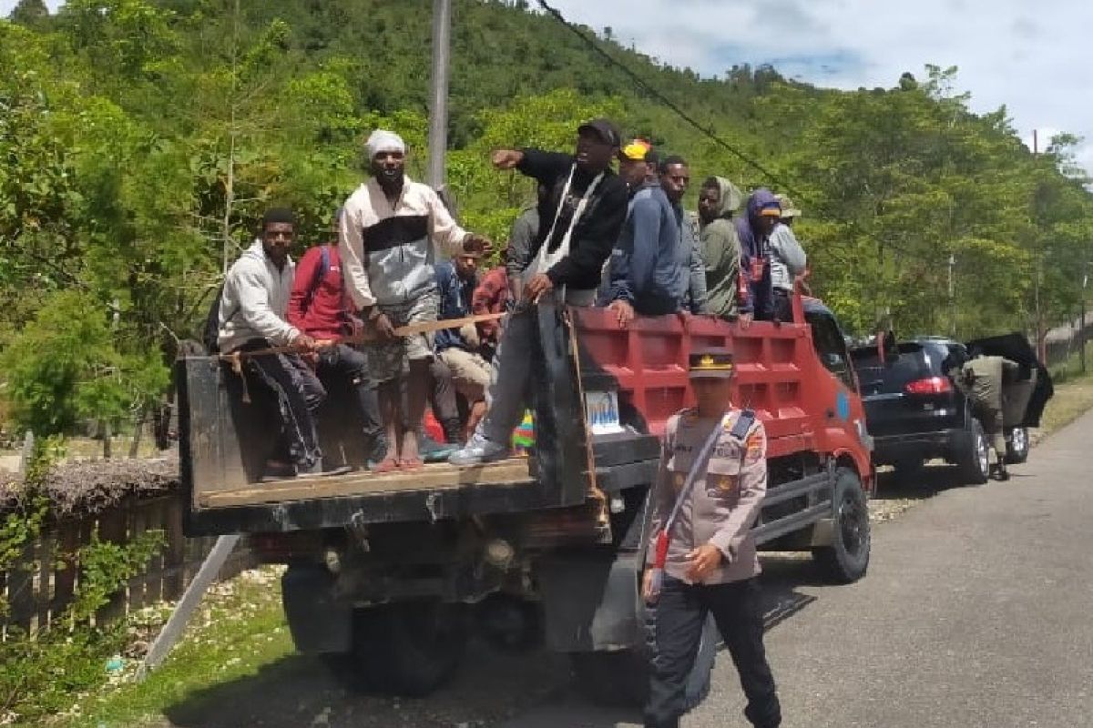 557 Pengungsi kembali ke kampungnya di Kiwirok