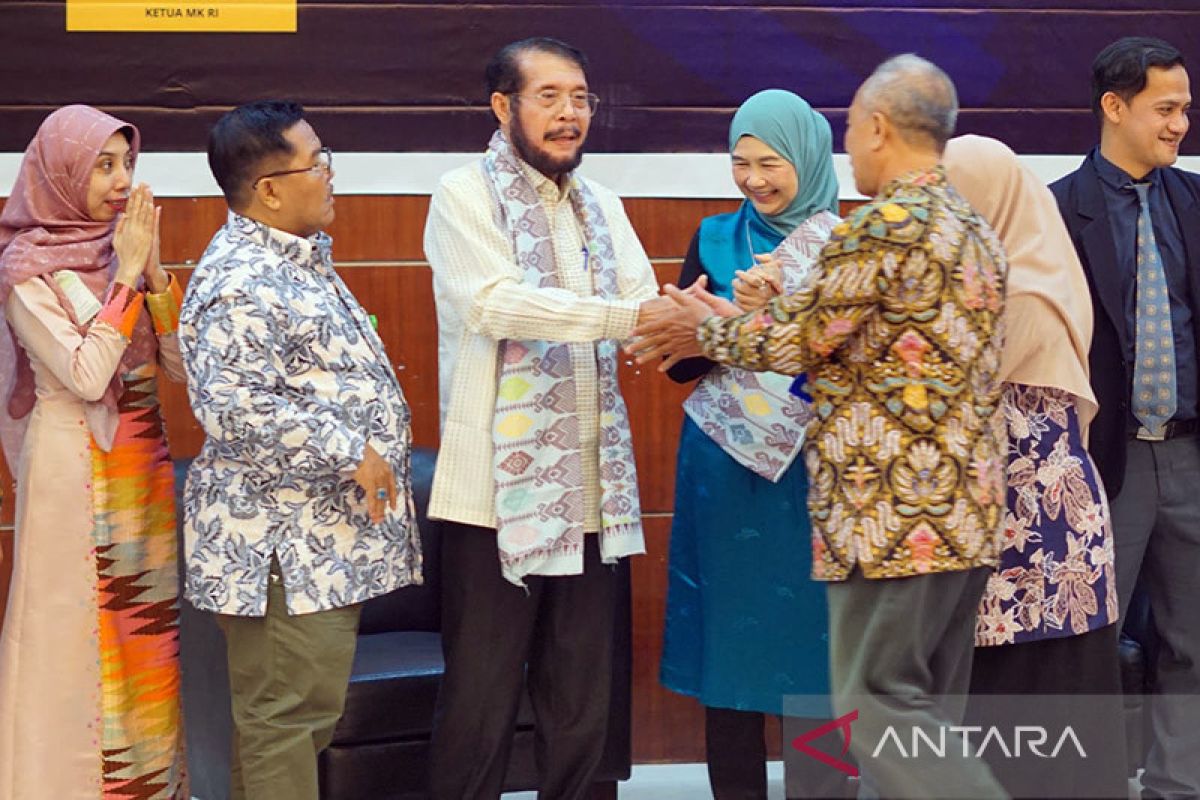 Ketua MK beri kuliah umum di Unizar Mataram