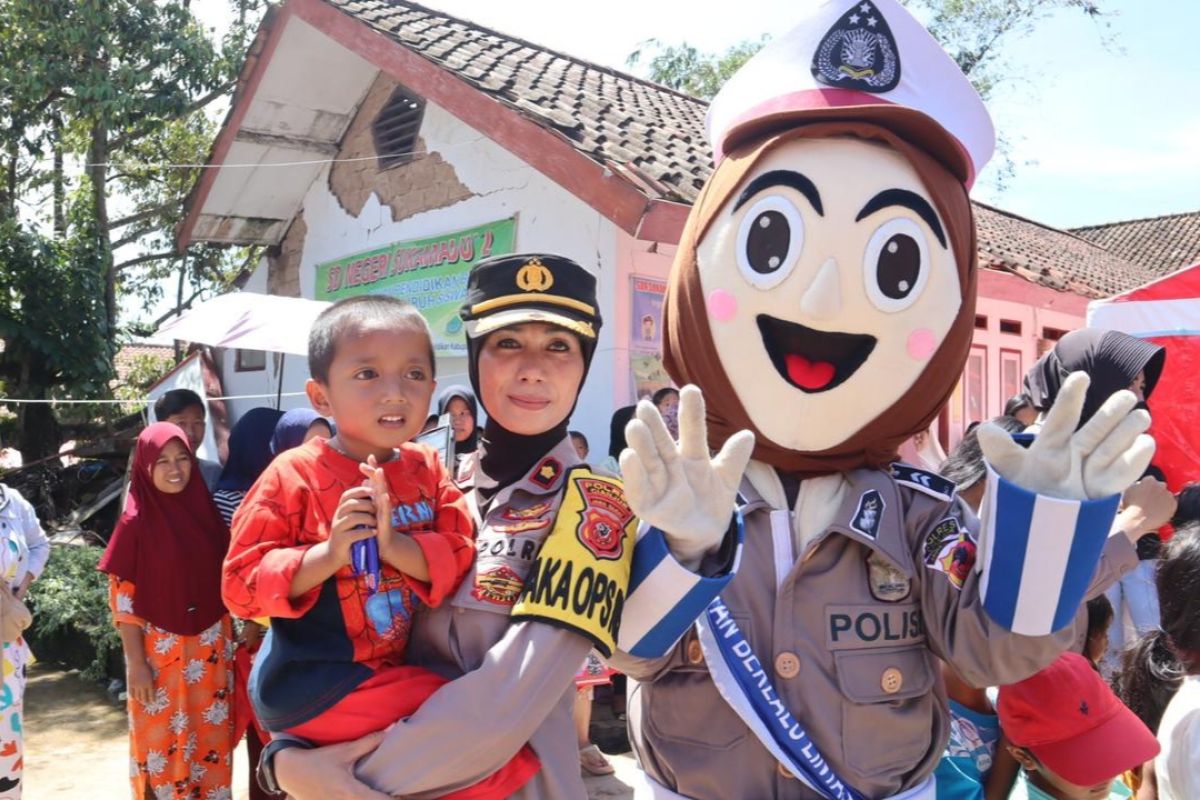 Polda Jabar terjunkan badut polisi hibur anak pengungsi gempa Cianjur