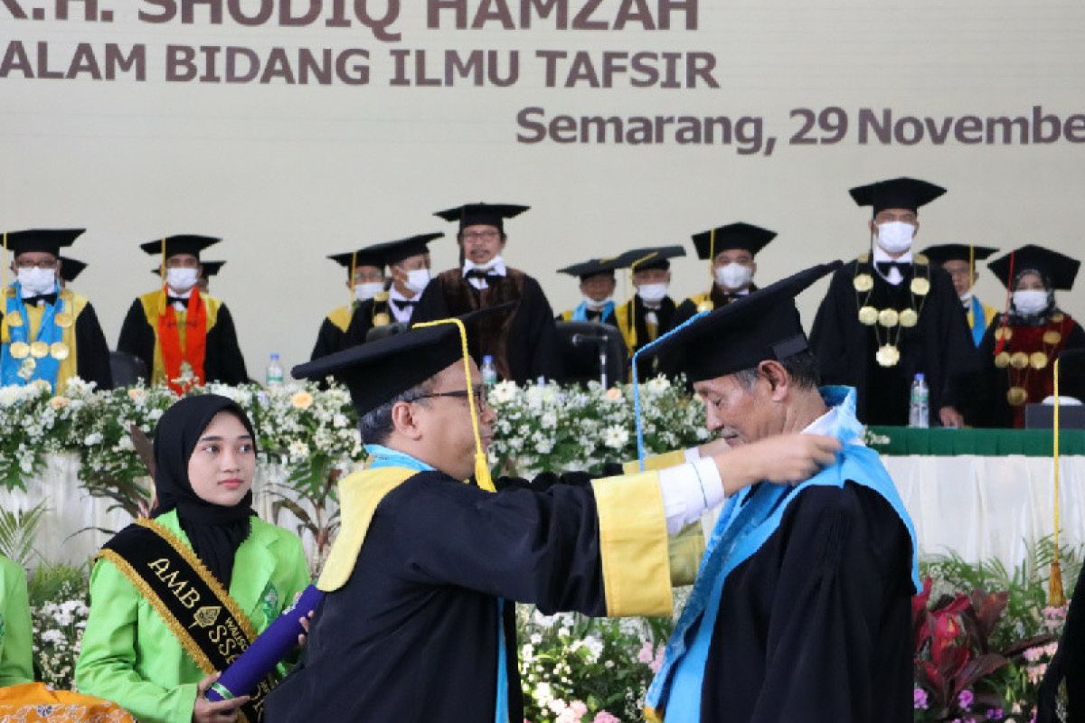 KH Shodiq Hamzah terima gelar Doctor HC dari UIN Walisongo