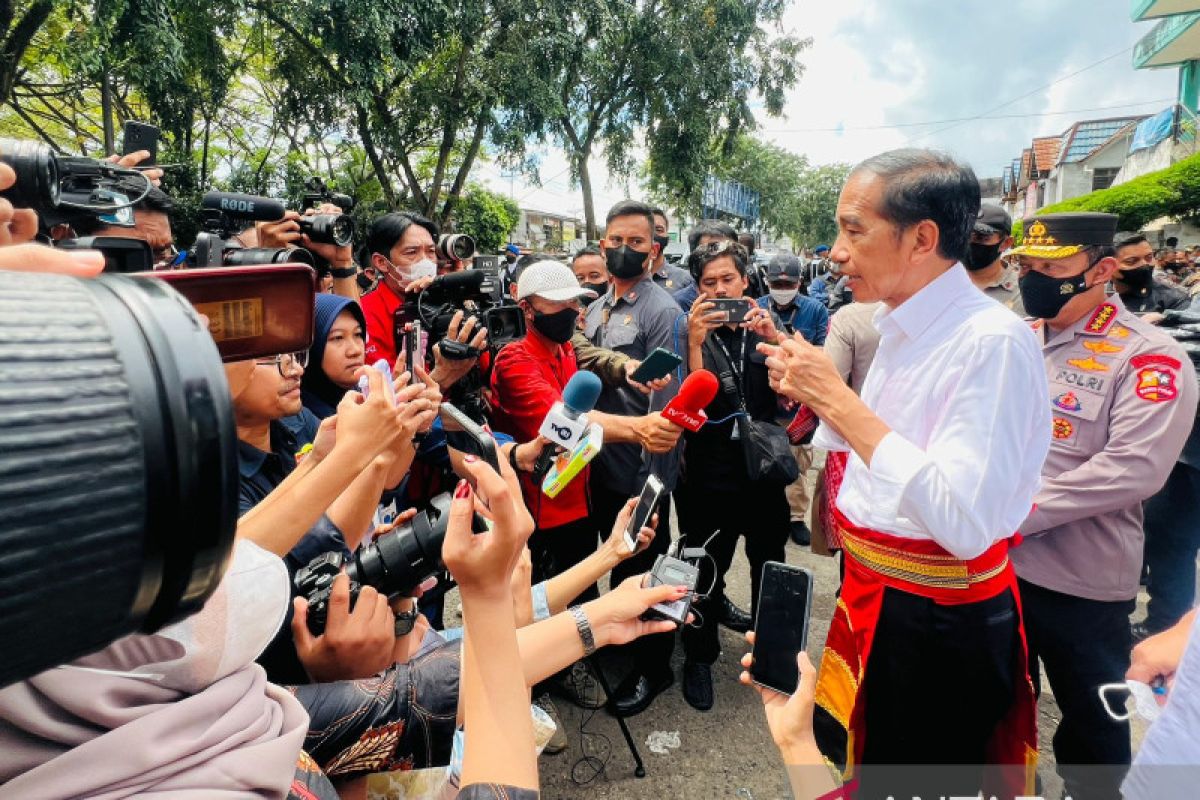 Jokowi cek harga bahan pangan di Pasar Kemuning Pontianak