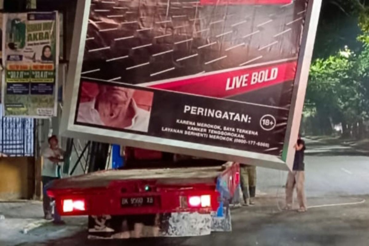Satpol PP Kota Medan bongkar tujuh papan reklame menyalahi aturan