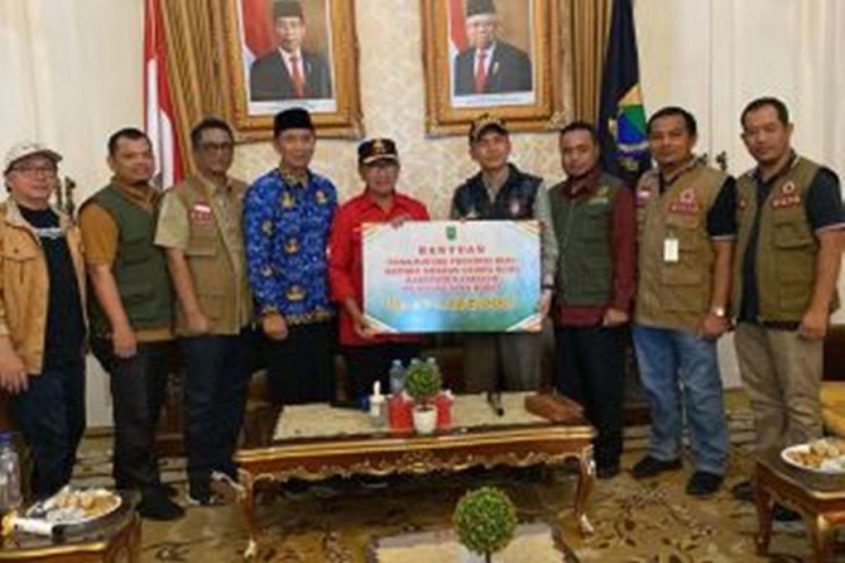 Bantuan kemanusian Rp533,10 juta dari Pemrov Riau diterima Bupati Cianjur