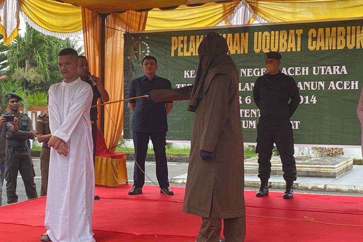 Kejari Aceh Utara eksekusi cambuk terpidana judi daring