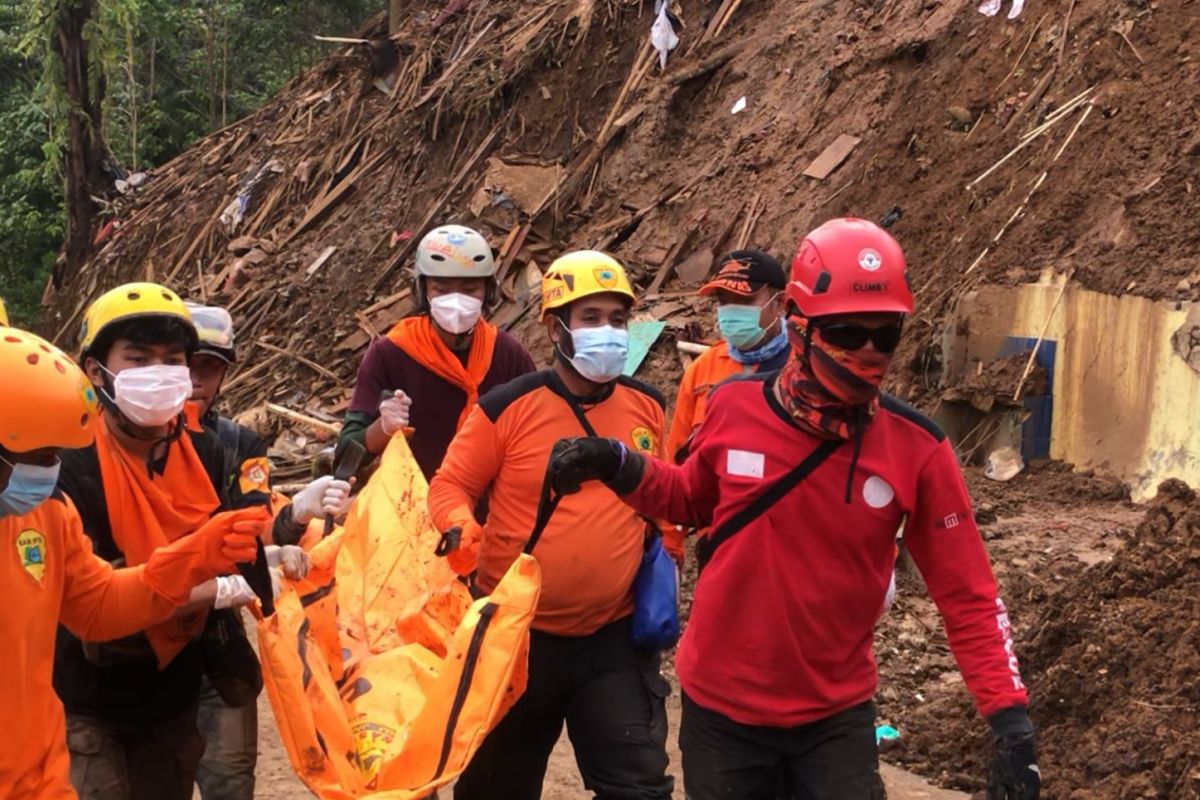 TRC Semen Padang bersama SAR Gabungan evakuasi empat Korban Gempa di Desa Cijedil