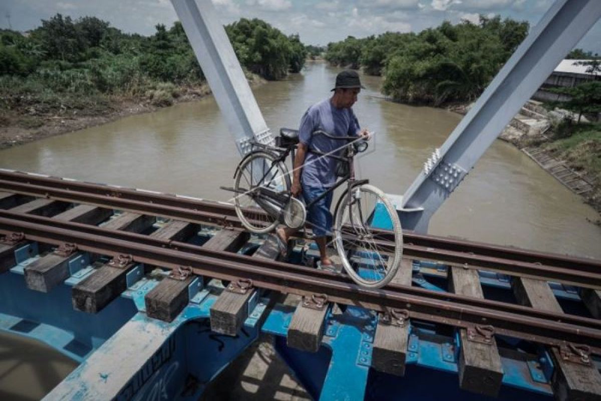 Menyebrangi Sungai Lewat Jembatan Jalur Rel Kereta Api