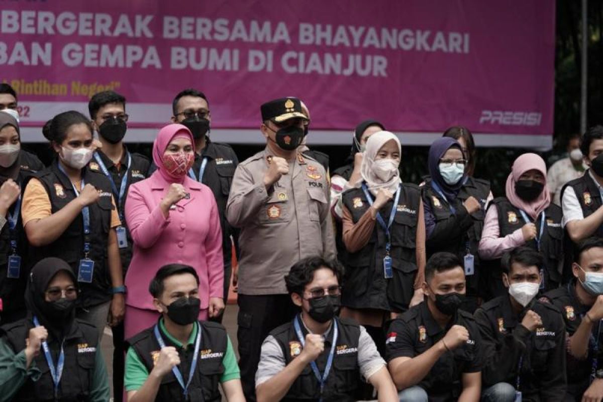 Relawan Siapbergerak dan Bhayangkari Polda Metro kirim bantuan ke Cianjur