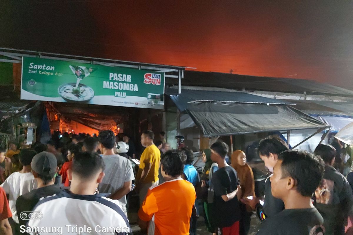 Damkar berhasil padamkan kobaran api di Pasar Masomba Palu