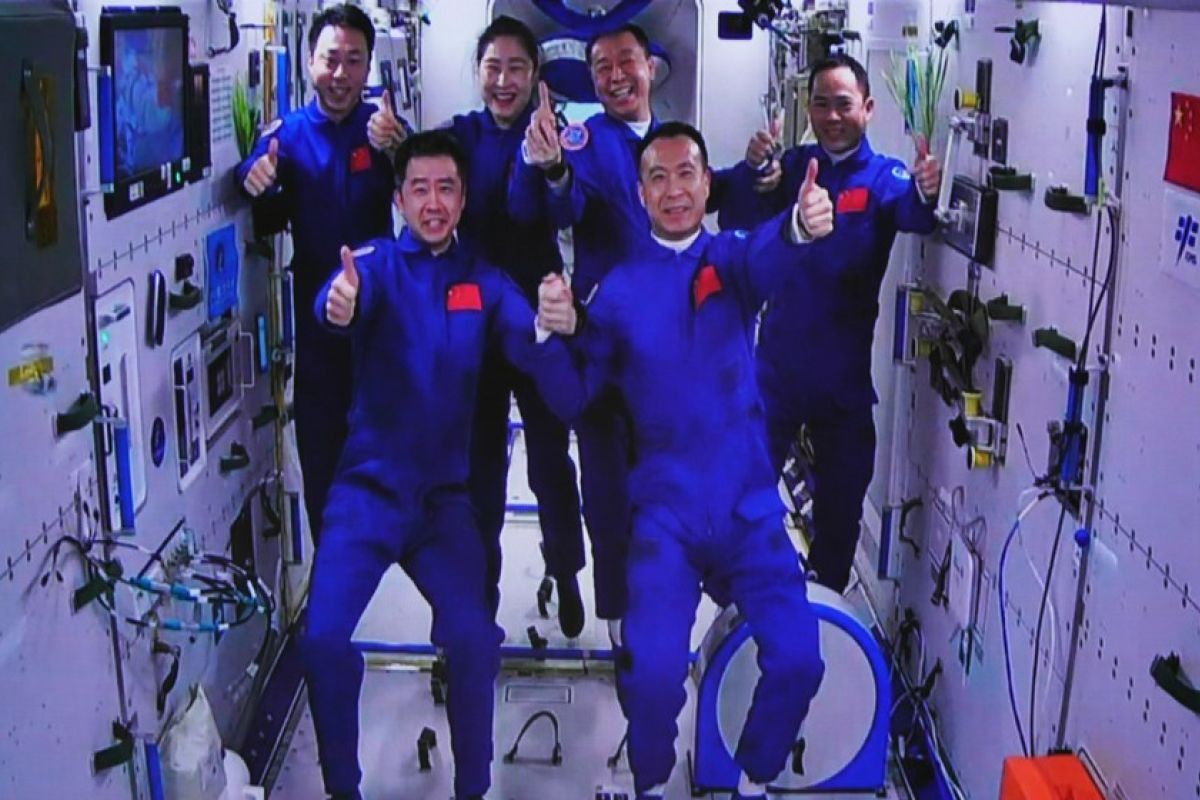 Enam astronaut China lakukan pertemuan bersejarah di luar angkasa