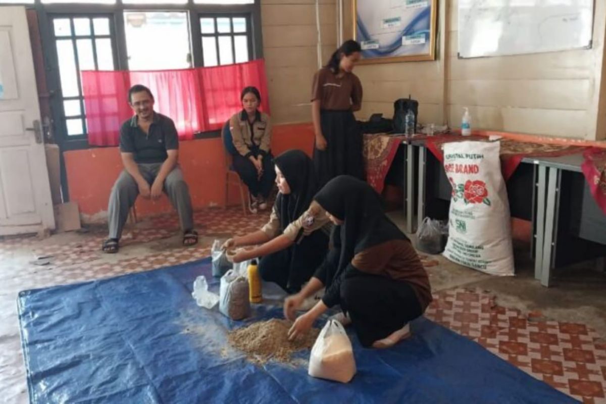 Pro-IDe FKI Unja beri latihan ransum ternak ayam kampung dan kompos feses ayam