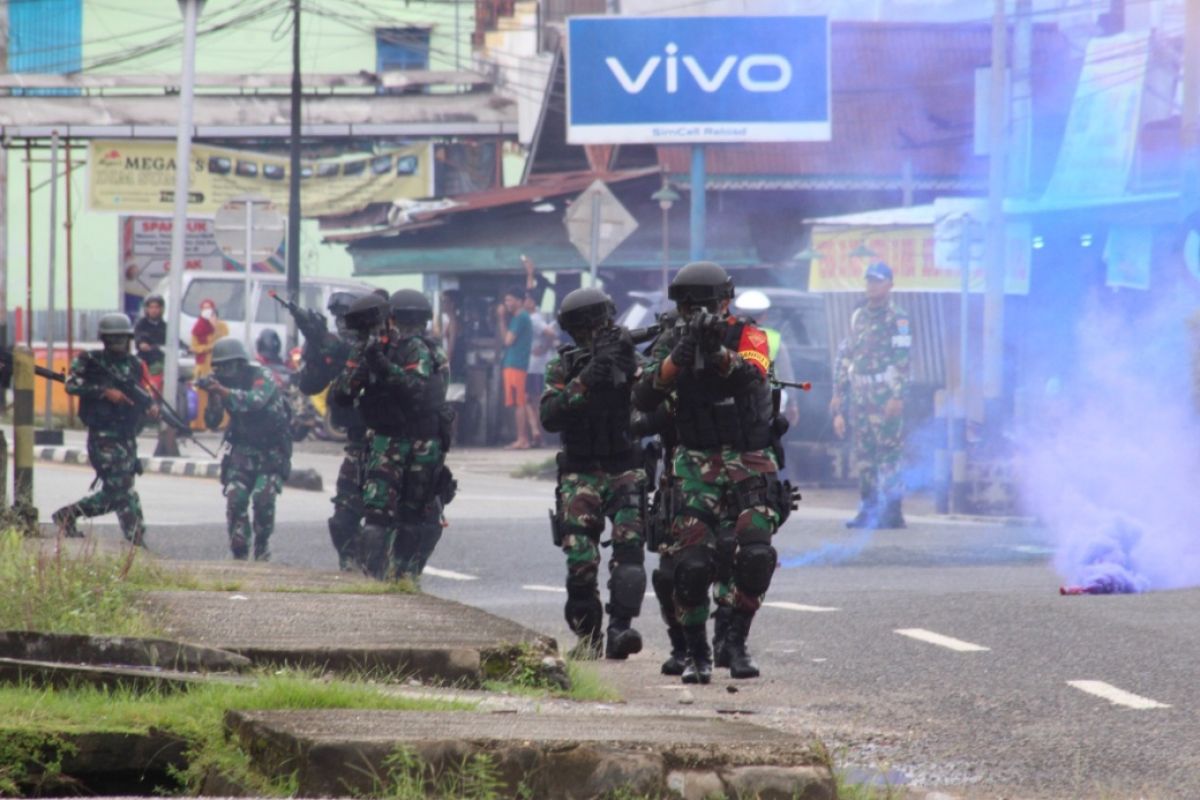 TNI dan Polri latihan tempur pengamanan kota di Putussibau Kapuas Hulu