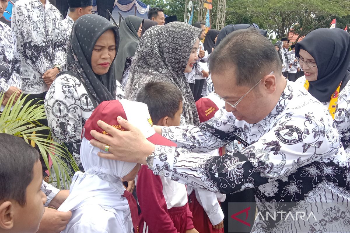 Bupati Mukomuko bagikan seragam sekolah gratis kepada siswa