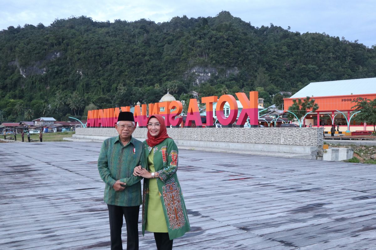 Vice President Amin, spouse enjoy sunset in Kaimana, West Papua