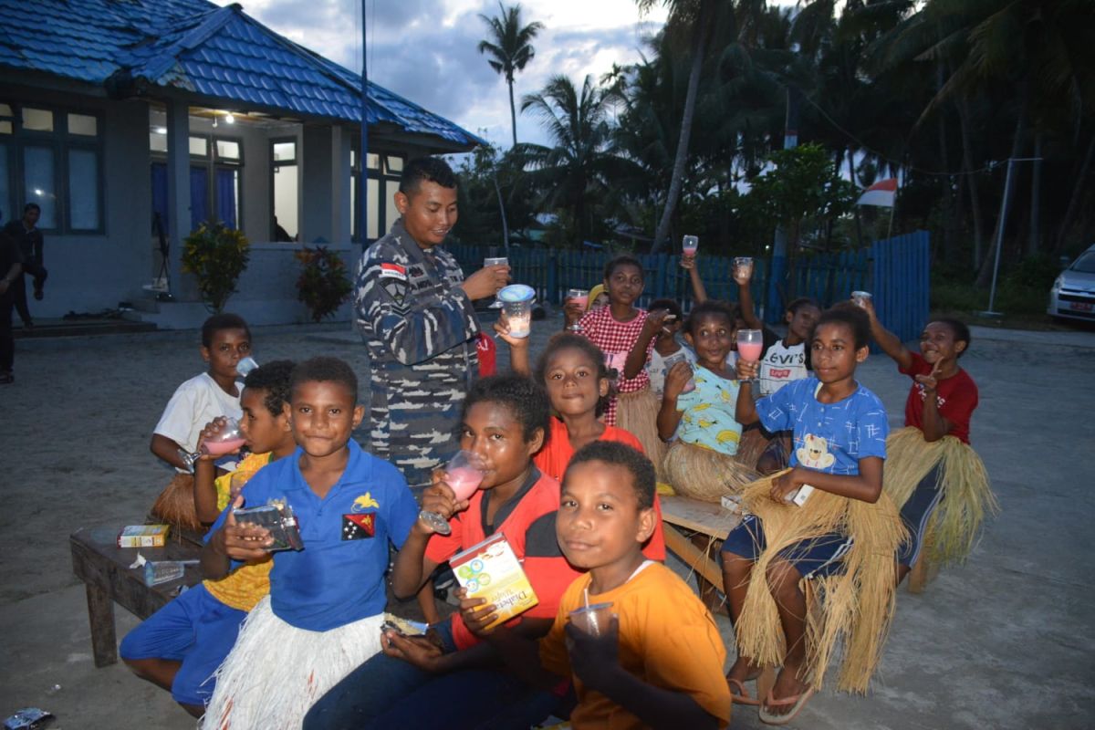 TNI AL mengajar siswa sekolah perbatasan RI-PNG