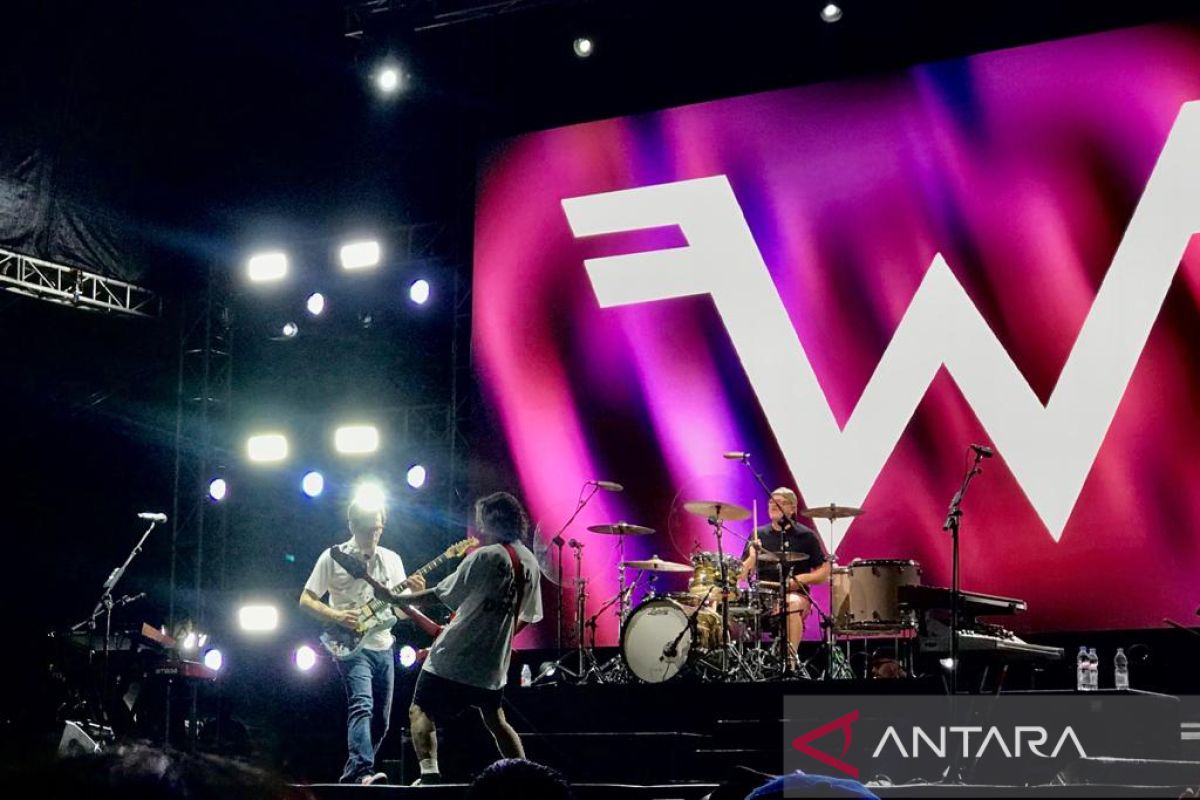 Weezer berduet dengan The Adams nyanyikan "Anak Sekolah"