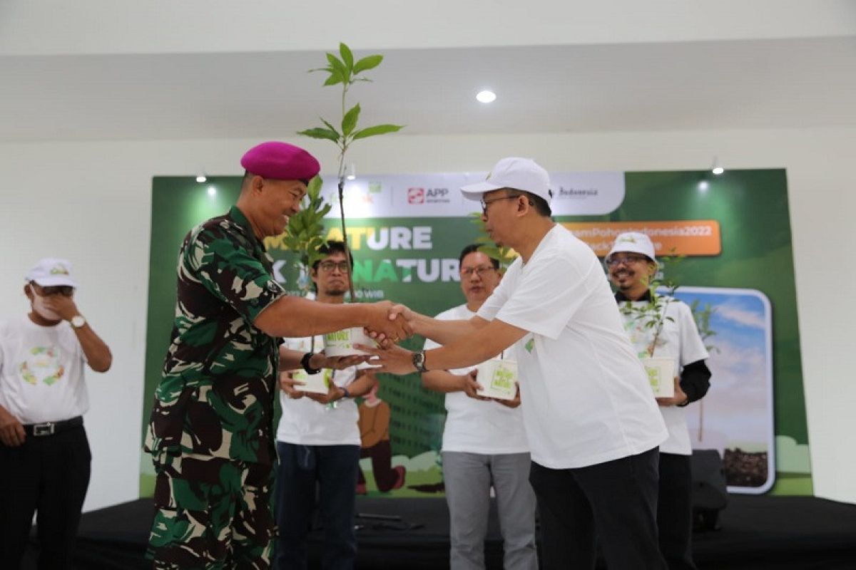 Dukung mitigasi perubahan iklim, APP Sinar Mas bersama mitra bisnis tanam pohon dengan wadah biodegradable