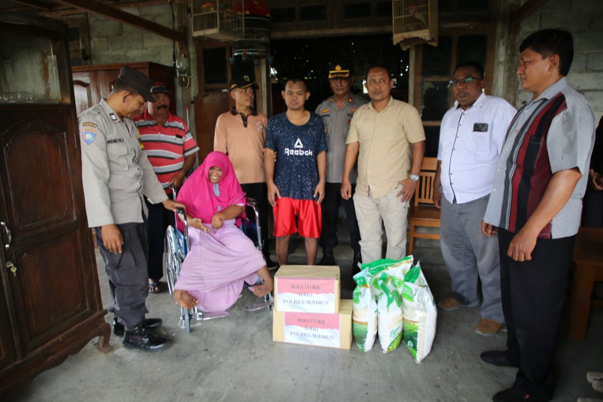 Polisi Madiun berikan kursi roda untuk anak penyandang disabilitas