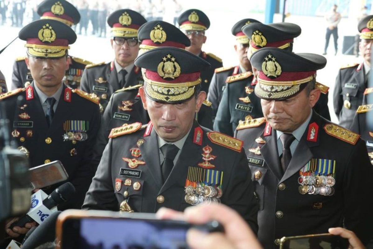Kapolri Jenderal Pol. Listyo Sigit Prabowo terima penyerahan jenazah kru helikopter P-1103
