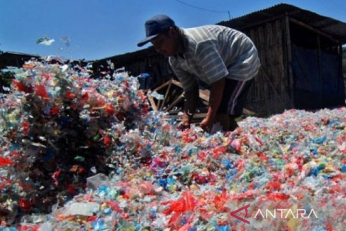 Mengolah sampah plastik jadi BBM