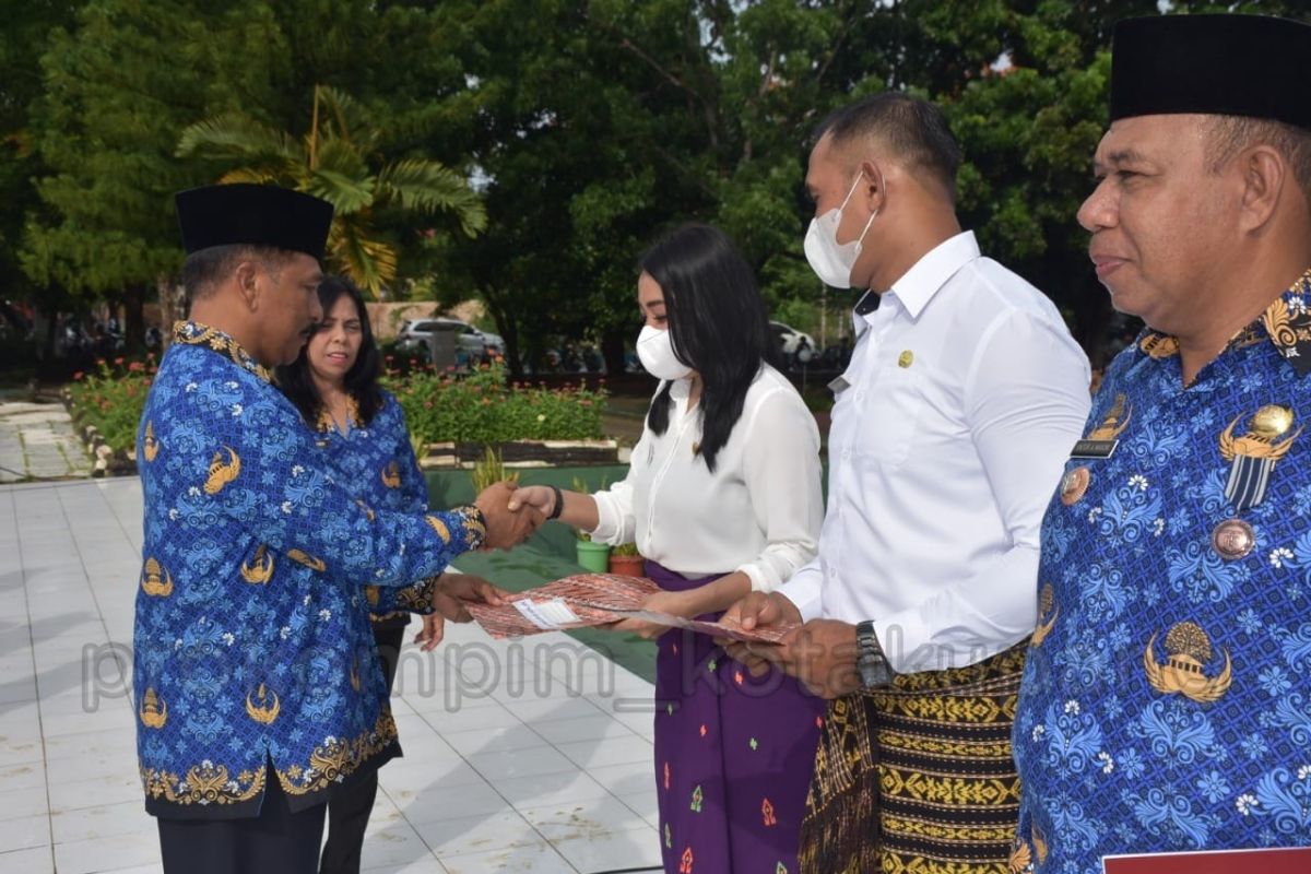 Penjabat Walikota Kupang serahkan SK P3K kepadaTenaga Pendidik
