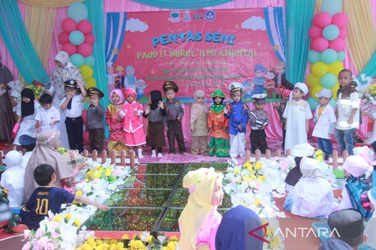 Tenaga pendidik bangun kreativitas dan percaya diri anak melalui pentas seni