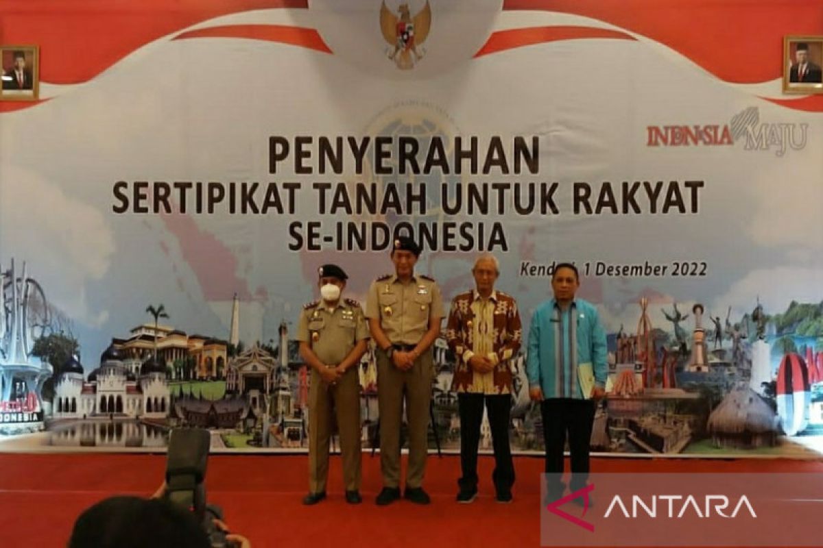 BPN Sulawesi Tenggara serahkan 500 sertifikat tanah program PTSL