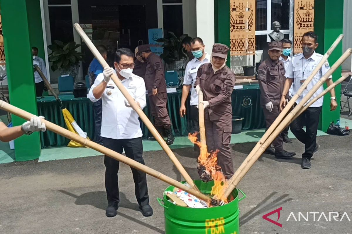 Kejari Metro musnahkan barang bukti kasus tindak pidana