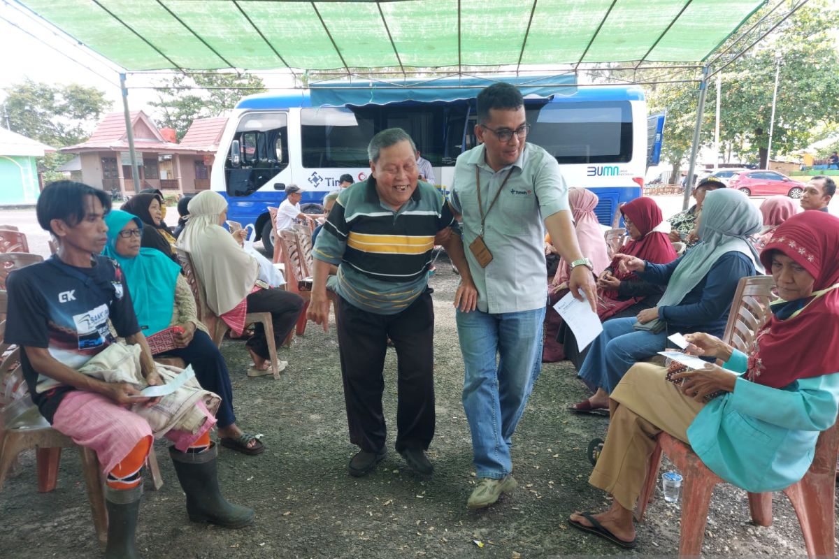 Mobil Sehat PT Timah berikan layanan kesehatan gratis di pantai Nyiur Melambai