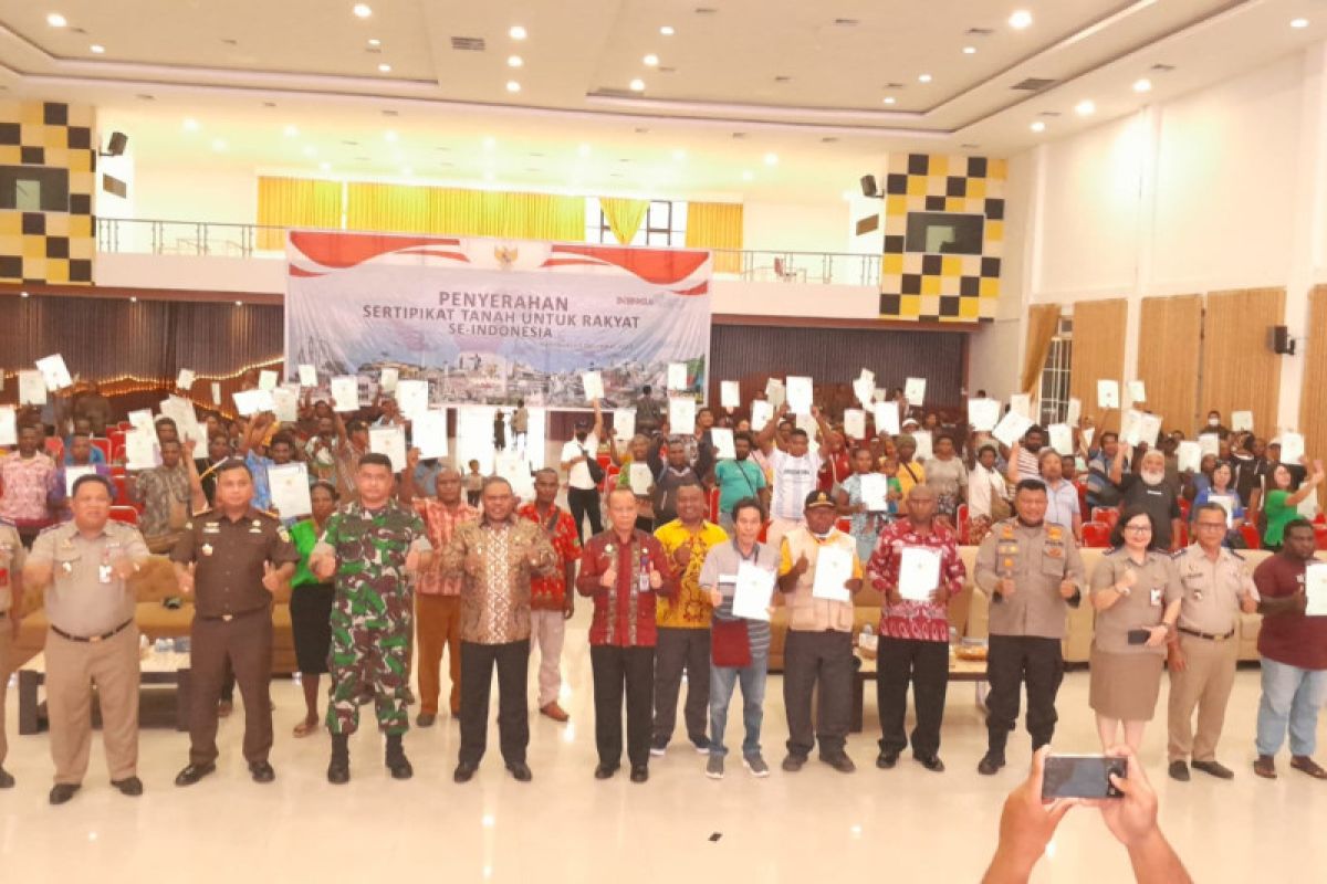 BPN Papua Barat serahkan 207 bidang tanah PTSL