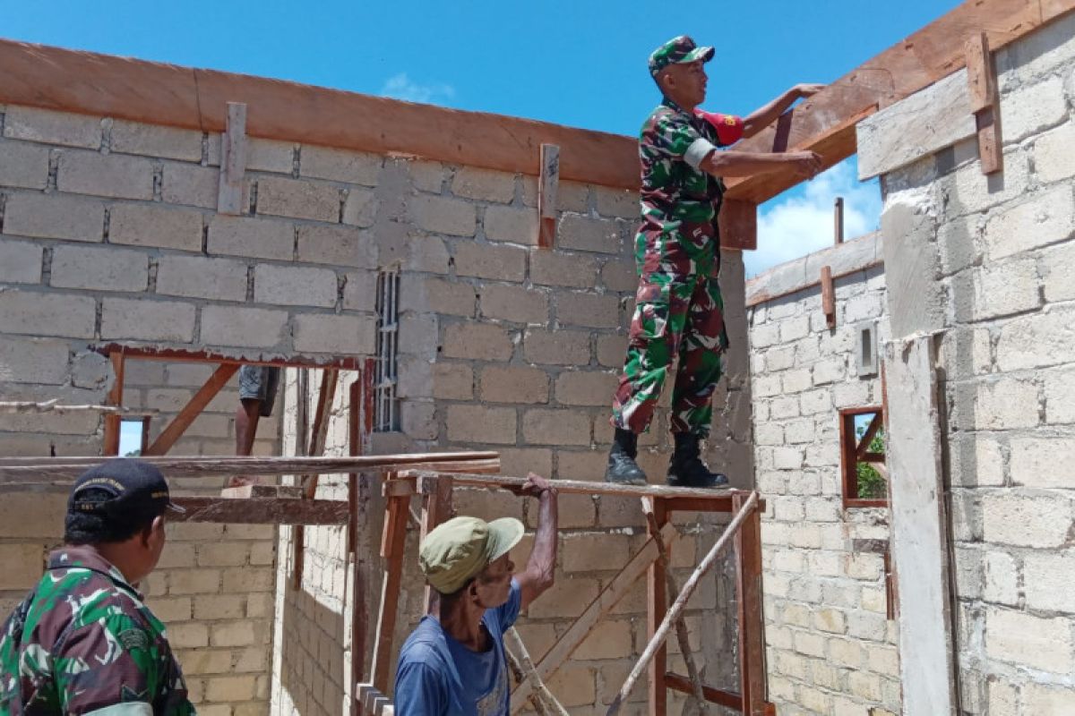 Koramil Biak Timur bantu bangun rumah warga