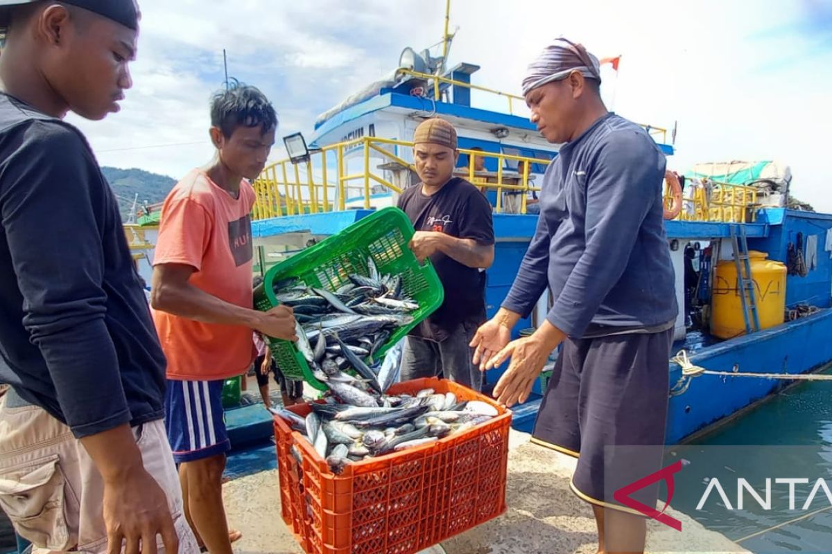 DPRD Gorut minta pemkab perjuangkan bantuan kapal ikan
