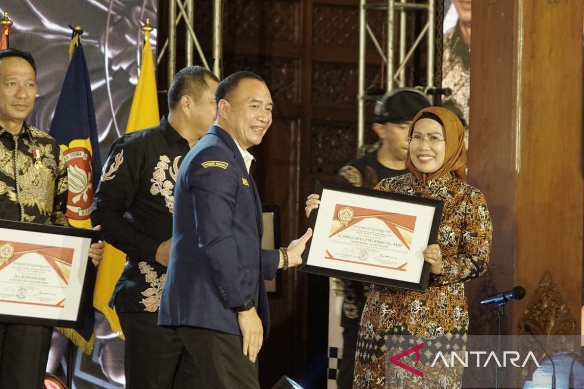 Bupati Serang Raih AKMY Award 2022
