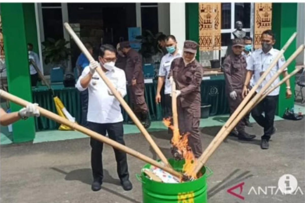 Kejari Metro kemarin musnahkan barang bukti 59 kasus tindak pidana