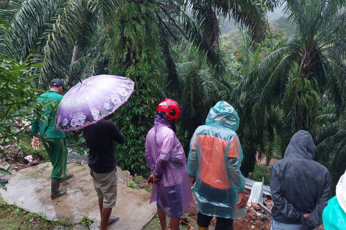 Banjir landa daerah Limpato Kajai Pasaman Barat satu unit rumah ambruk