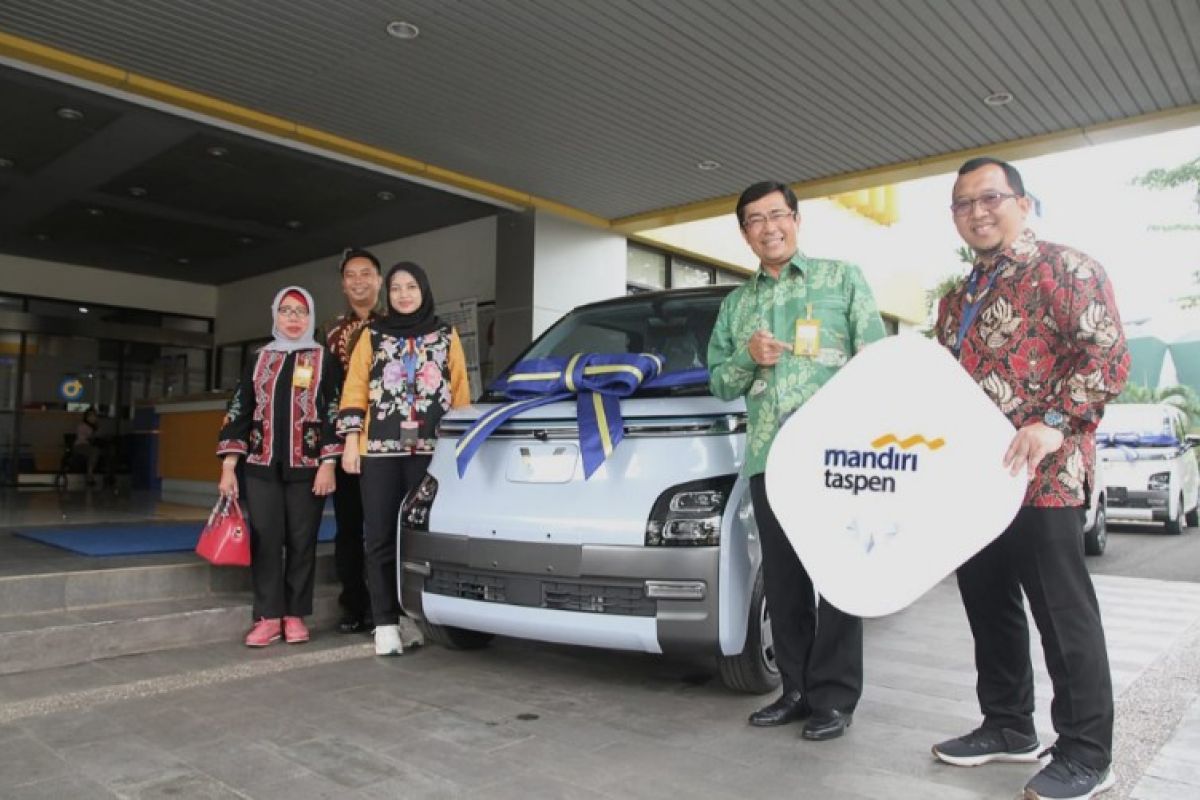 Pertebal DPK, Bank Mandiri Taspen berikan mobil listrik